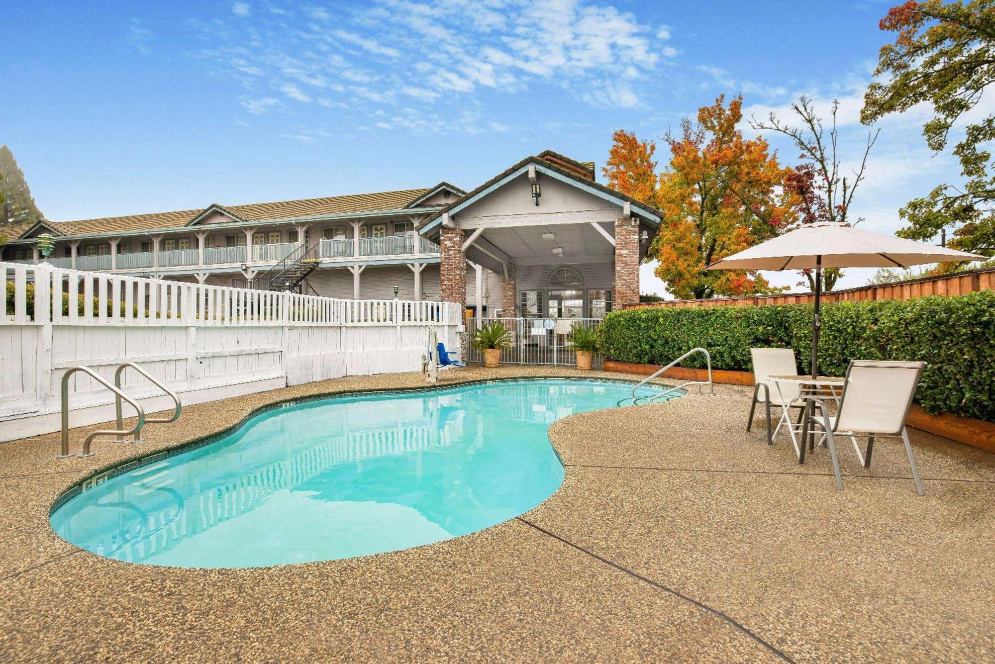 Hotel Super 8 By Wyndham Auburn Extérieur photo